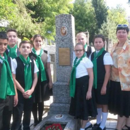 Волонтёрский отряд Маргеловский ухаживает за могилой Варвары Ляшенко